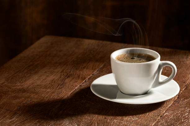 Xícara de café isolada em fundo de madeira rústico.