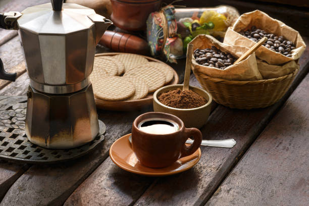 Delicioso café expresso cafeteira italiana em mesa de madeira rústica em casa para café da manhã. Imagem feita em estúdio com luz natural da janela. Imagem feita em alta resolução com uma Nikon D610 24 Mp.