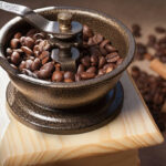 moedor de café e grãos em uma imagem aproximada