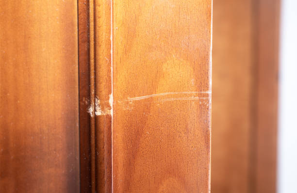 Close de arranhões causados ​​por fricção em uma porta