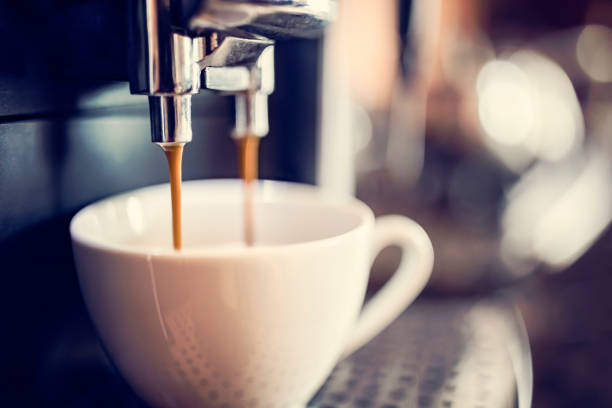 Máquina de café expresso fazendo uma xícara de café fresco