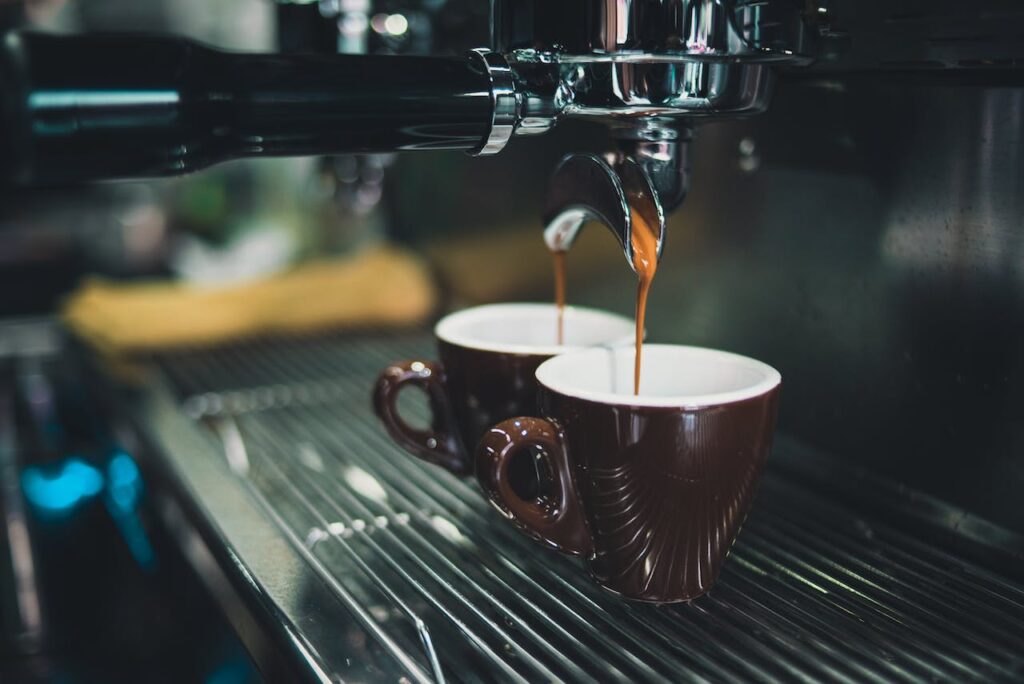 Máquina de café expresso com duas xícaras